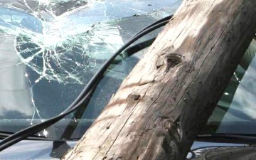 A intrat cu maşina într-un copac din Mamaia, din cauza vitezei